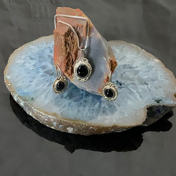 Vtg.(1980) 18” Sterling Silver Necklace W/Onyx Pendant & Matching Earrings - Picture 2 of 7